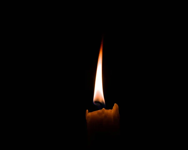 Zapálená Svíčka Vyfocená Tmavé Místnosti — Stock fotografie