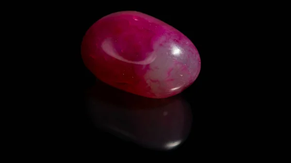 Close Uma Pedra Turmalina Rosa Framboesa Sem Cortes Fundo Preto — Fotografia de Stock