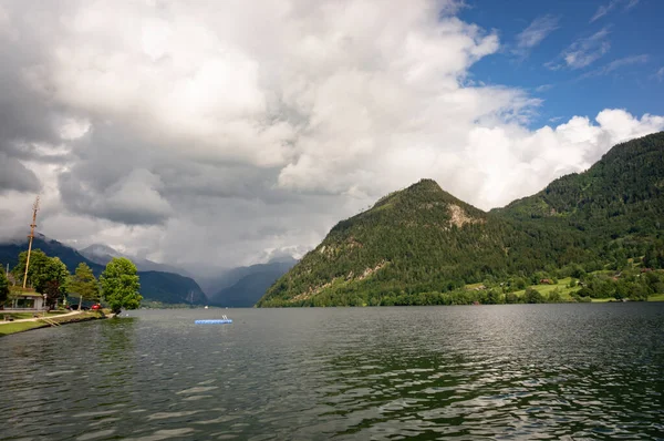 オーストリアの緑の山々とグルンドレーの素晴らしい湖の美しい景色 — ストック写真