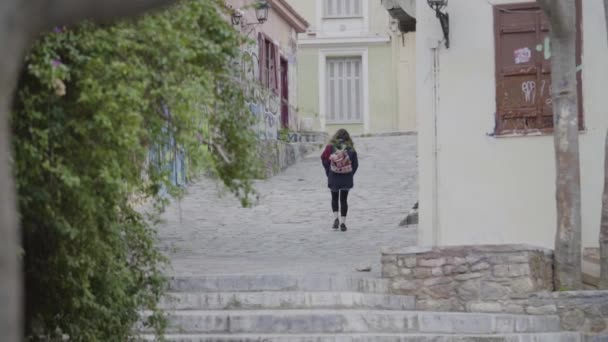 Widok Tyłu Materiał Filmowy Kobiety Turystki Starym Mieście — Wideo stockowe