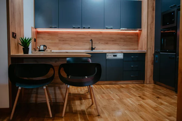 Современный Интерьер Кухни Мебелью — стоковое фото