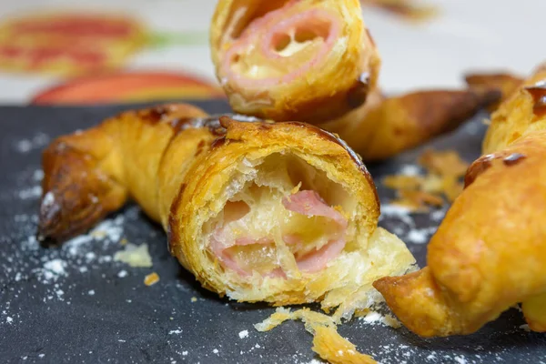 Croissants Recién Horneados Rellenos Jamón Queso Derretido Plato Pizarra Gris —  Fotos de Stock