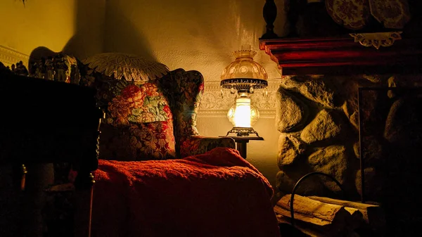 Μια Παλιά Καρέκλα Και Μια Λάμπα Μέσα Ένα Σκοτεινό Δωμάτιο — Φωτογραφία Αρχείου