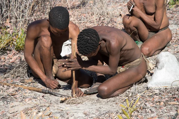 Kalahari Namibia 2016 Dva Členové San People Bushmen Snaží Rozdělat — Stock fotografie