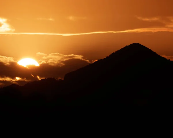 Ένα Τοπίο Ενός Βουνού Κατά Διάρκεια Ενός Συννεφιασμένου Ηλιοβασιλέματος — Φωτογραφία Αρχείου