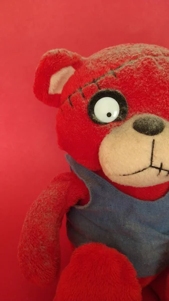 Scary Red Soft Bear Toy One Eye Red Background — Stock Photo, Image