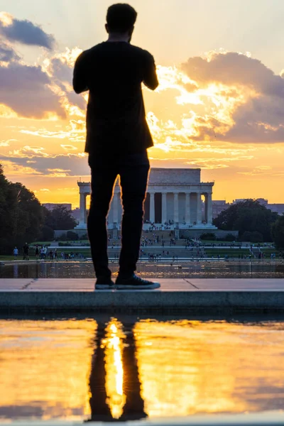 Vertical Shot Person Looking Lincoln Memorial Bright Sunset — Stock Photo, Image