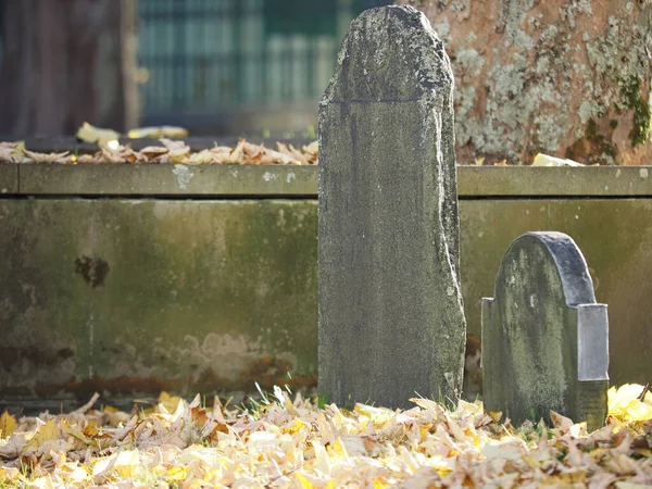 Sonbaharda Mezarlığa Yakın Bir Mezar Taşı — Stok fotoğraf