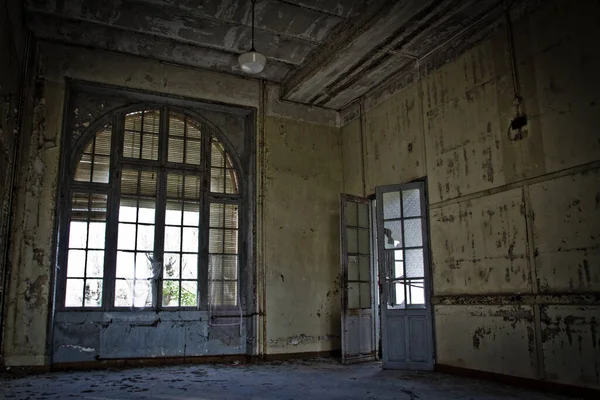 Het Interieur Van Een Oud Verlaten Gebouw — Stockfoto