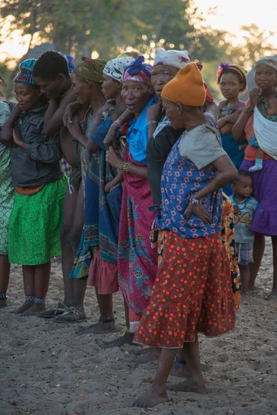 Калахари Намибия 2016 Вертикальный Снимок Собравшихся Народа Сан Бушмен Калахари — стоковое фото