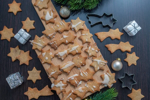 Een Kerst Zelfgemaakte Peperkoek Koekjes Een Houten Plank — Stockfoto