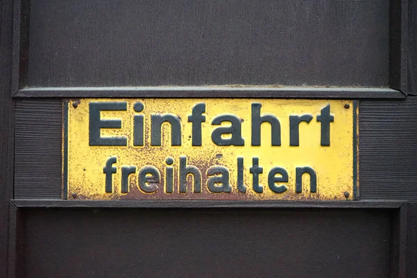 Μια Πινακίδα Για Διατήρηση Της Ελεύθερης Εισόδου Στα Γερμανικά — Φωτογραφία Αρχείου