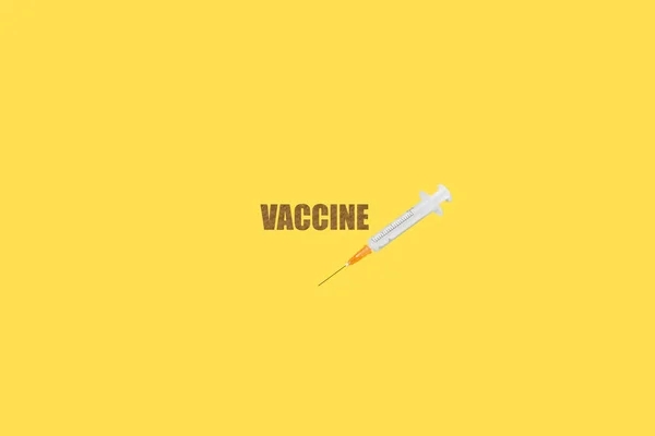 黄色の背景に隔離された注射器を持つワクチンの言葉 — ストック写真