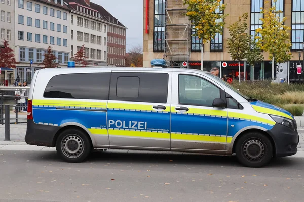 Kiel ドイツ 2021年11月12日 市内中心部での運転中にドイツの警察バスの閉鎖 — ストック写真