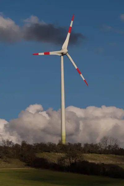 Vertical Shot Tall Windmill Standing Big Field Clouds — 图库照片