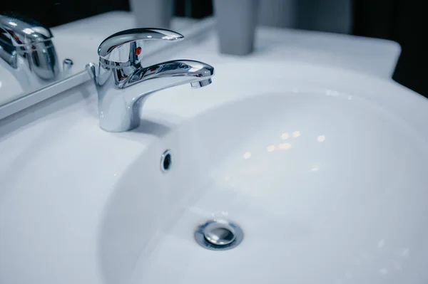 Fregadero Cerámica Con Grifo Metálico Baño —  Fotos de Stock