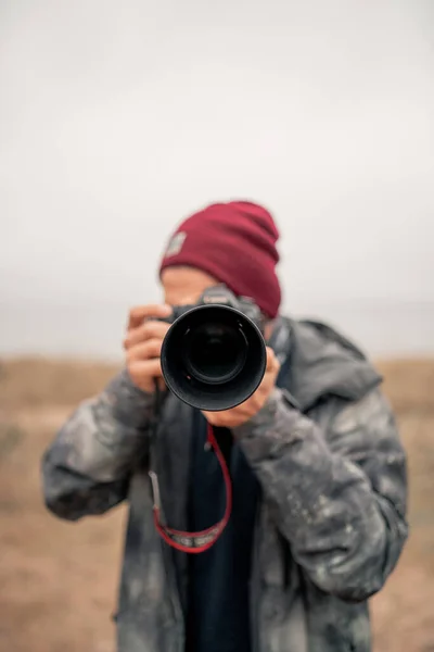 Vertikální Záběr Mladého Muže Korále Jak Fotografuje Profesionální Kamerou — Stock fotografie