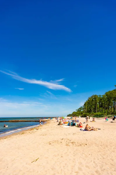 Jaroslawiec Polónia Junho 2019 Tiro Vertical Pessoas Descansando Praia Perto — Fotografia de Stock