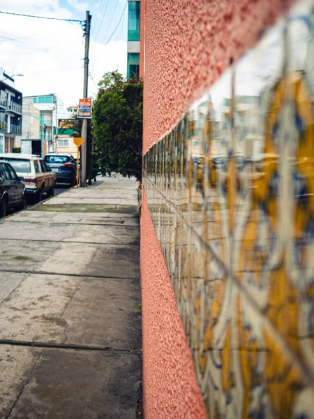 Ένα Κοντινό Πλάνο Ενός Μοτίβου Πλακάκια Στον Τοίχο Του Δρόμου — Φωτογραφία Αρχείου