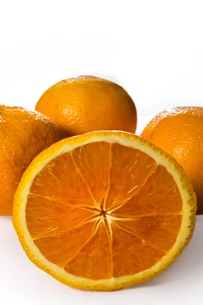 Beyaz Arkaplanda Sulu Portakalların Dikey Çekimi — Stok fotoğraf