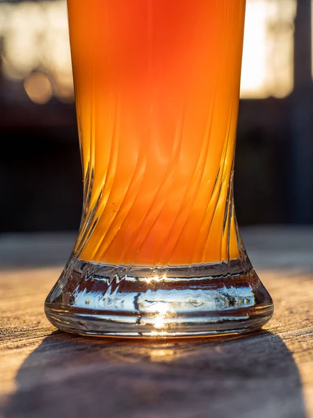 Vertical Shot Transparent Glass Full Golden Beer Captured Sunrise — Fotografia de Stock