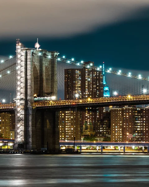 Uma Foto Vertical Brooklyn Noite Nova Iorque Estados Unidos — Fotografia de Stock