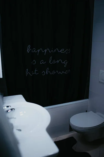 Vaso Sanitário Interior Banheiro Moderno Com Texto Felicidade Longo Chuveiro — Fotografia de Stock