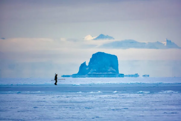 Chasseur Marchant Sur Sol Enneigé Groenland Avec Des Icebergs Arrière — Photo