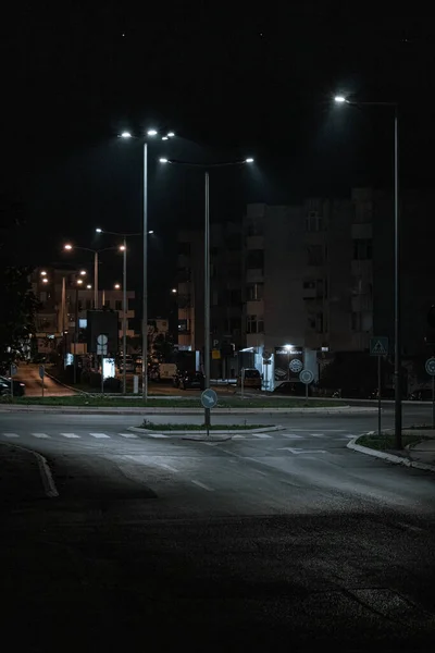 Een Verlichte Stad Langlopende Autolichten Een Rotonde Middernacht — Stockfoto