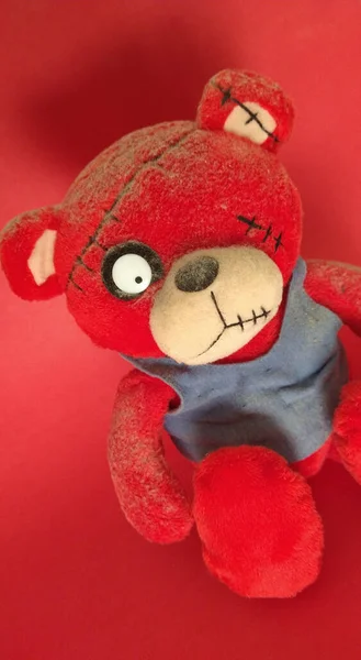 Egy Ijesztő Piros Puha Medve Játék Egyik Szemét Piros Háttér — Stock Fotó