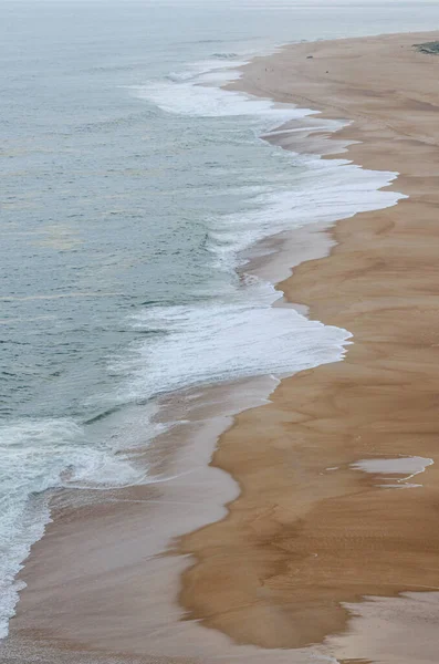 Portekiz Dalgalı Kumlu Bir Sahilin Dikey Çekimi — Stok fotoğraf
