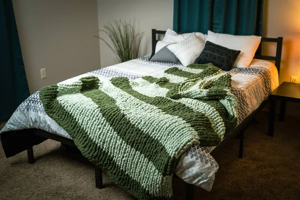 Modern Tasarımda Rahat Bir Yatak Odasının Içi Yumuşak Özel Yapım — Stok fotoğraf