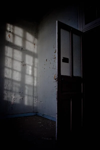 Μια Κάθετη Λήψη Μιας Ανατριχιαστικής Σκοτεινής Πόρτας Ένα Εγκαταλελειμμένο Κτίριο — Φωτογραφία Αρχείου