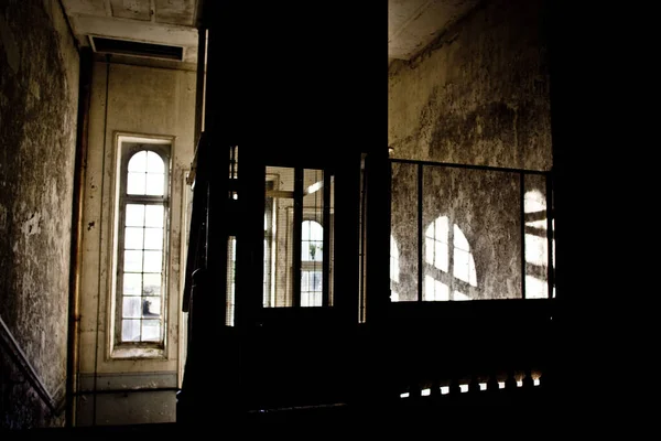 Ένα Σκοτεινό Εσωτερικό Ενός Παλιού Εγκαταλελειμμένου Κτιρίου — Φωτογραφία Αρχείου
