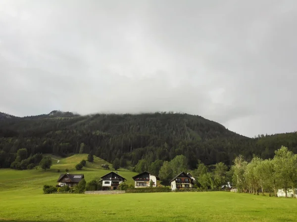 Grundlsee Austria Julio 2019 Una Hilera Casas Sobre Hierba Verde —  Fotos de Stock