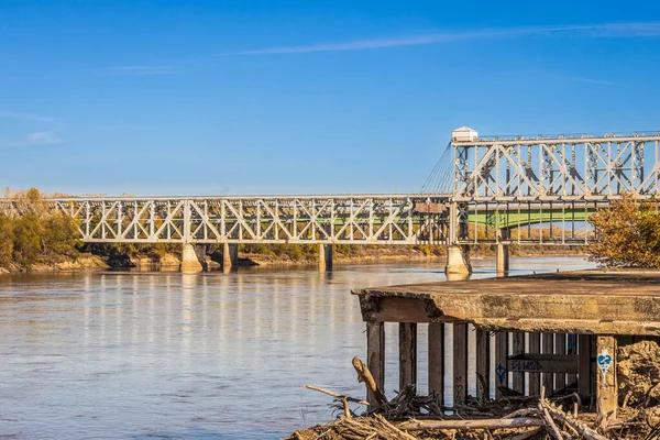 Long Metal Bridge Big River Stone Building Ruins Its Shore — Stock Photo, Image