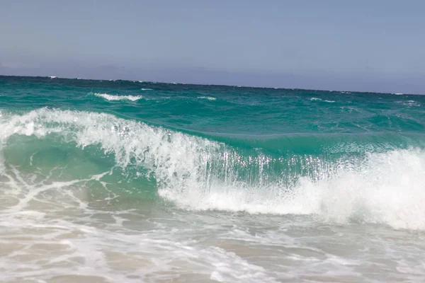 Die Welle Kracht Auf Einen Strand Auf Oahu Hawaii — Stockfoto