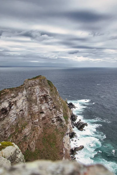 南非开普敦半岛岩石海岸上强烈海浪冲撞的自然景观 — 图库照片