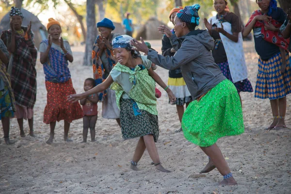 Kalahari Namibia Oct 2016 San People Bushmen Gathered Dancing Outdoors — Stock Photo, Image