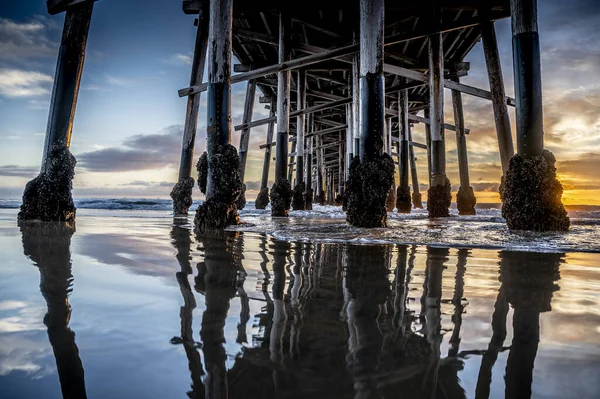 Les Vagues Passent Dessus Des Rondins Sous Quai Coucher Soleil — Photo