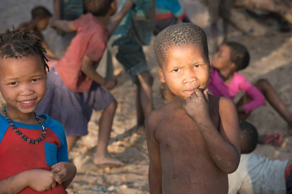 Kalahari Namibia Octubre 2016 Niños San Bosquimanos Día Soleado Kalahari —  Fotos de Stock