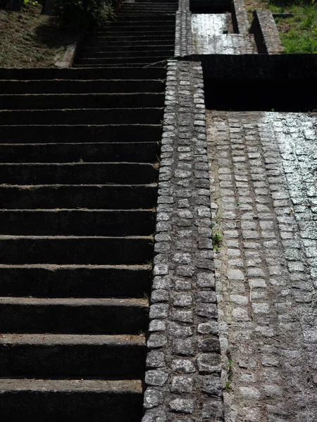 Μια Κάθετη Κοντινή Φωτογραφία Από Τις Πέτρινες Σκάλες Του Κάστρου — Φωτογραφία Αρχείου