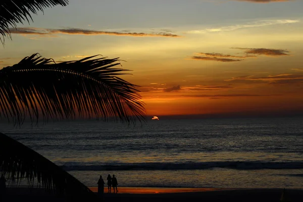 Silueta Lidí Pláži Výhledem Barevný Západ Slunce Nad Mořem — Stock fotografie