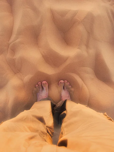 Colpo Verticale Uomo Scalzo Sulla Sabbia Nel Deserto Degli Emirati — Foto Stock