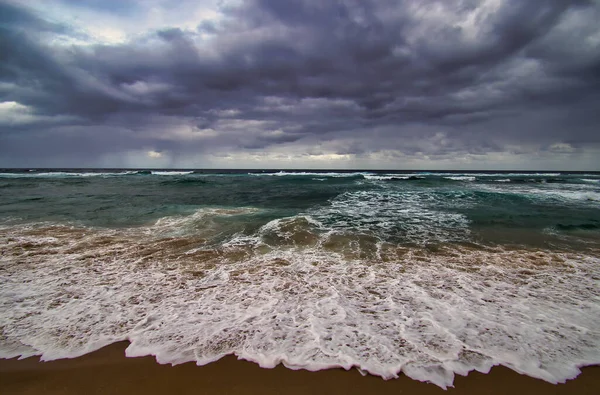 Foamy Waves Indian Ocean Crashing Sandy Beach Blue Sky Massive — Stockfoto