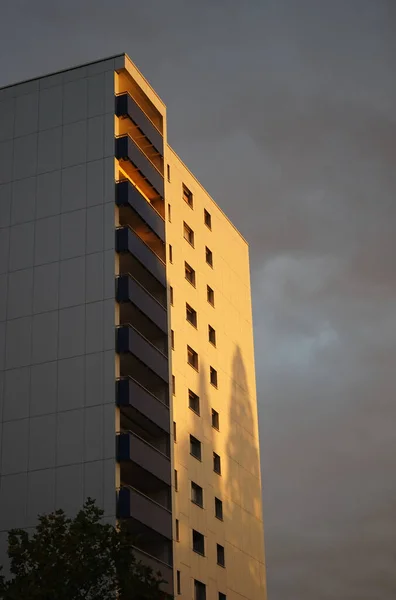 Egy Függőleges Felvétel Egy Felhőkarcolóról Naplementekor — Stock Fotó