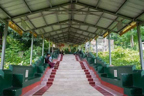 Yangon Myanmar Burma Agosto 2017 Escaleras Protegidas Decoradas Que Suben —  Fotos de Stock