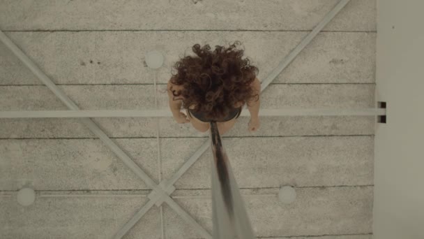 年轻女运动员在塔尖上跳舞的镜头 — 图库视频影像