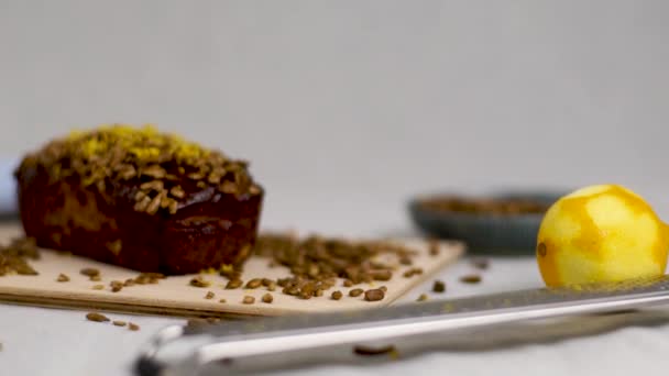 白い背景にケシの種とナッツの自家製チョコレートケーキ — ストック動画