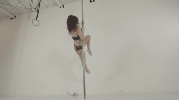 Кадры Молодой Атлетичной Женщины Танцующей Пилоне — стоковое видео